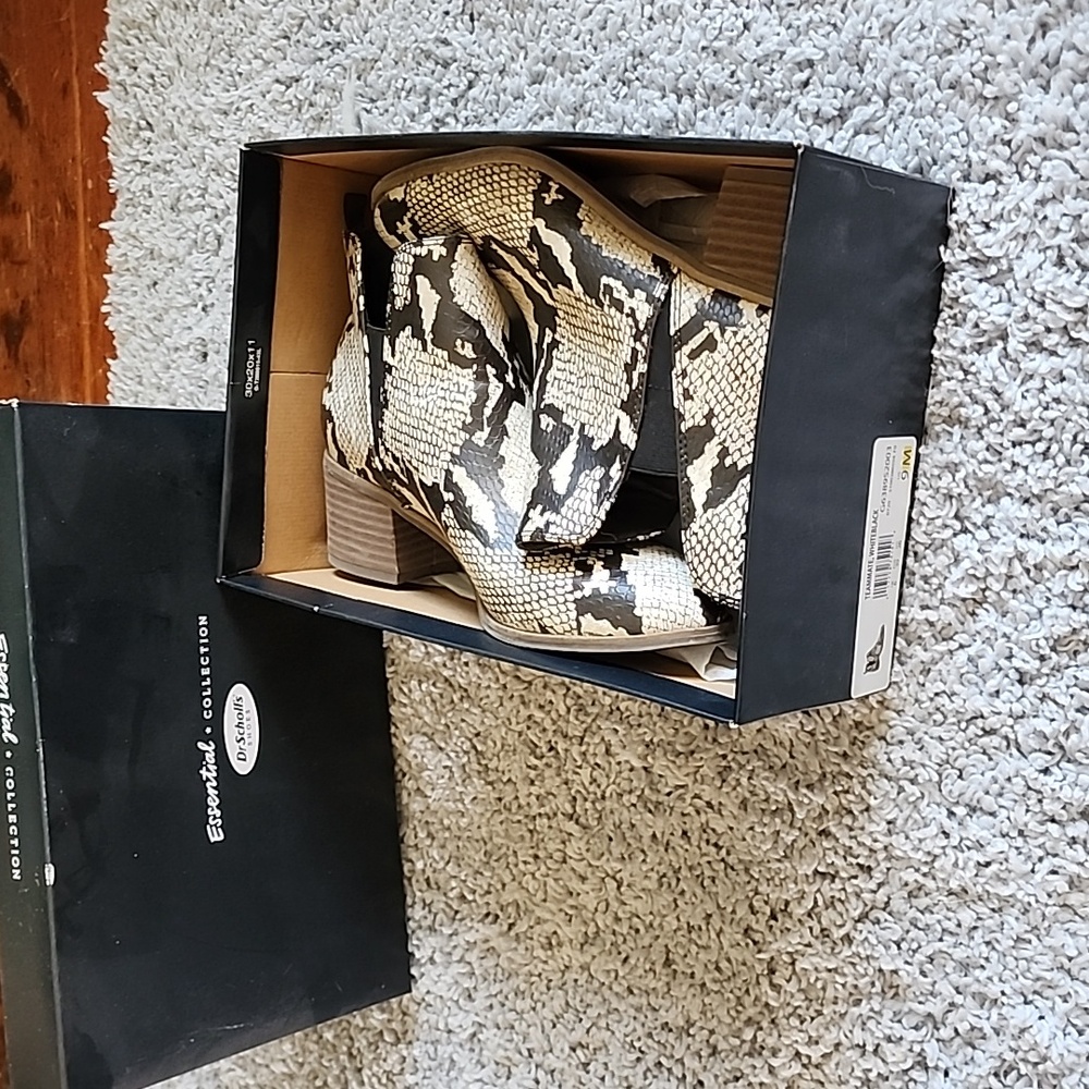 Dr. Scholls snake skin boots, sz 9